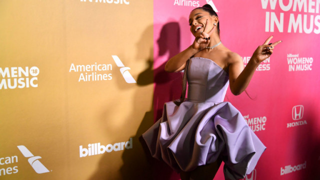 Много пъти сме се чудели как някои изпълнители едновременно танцуват